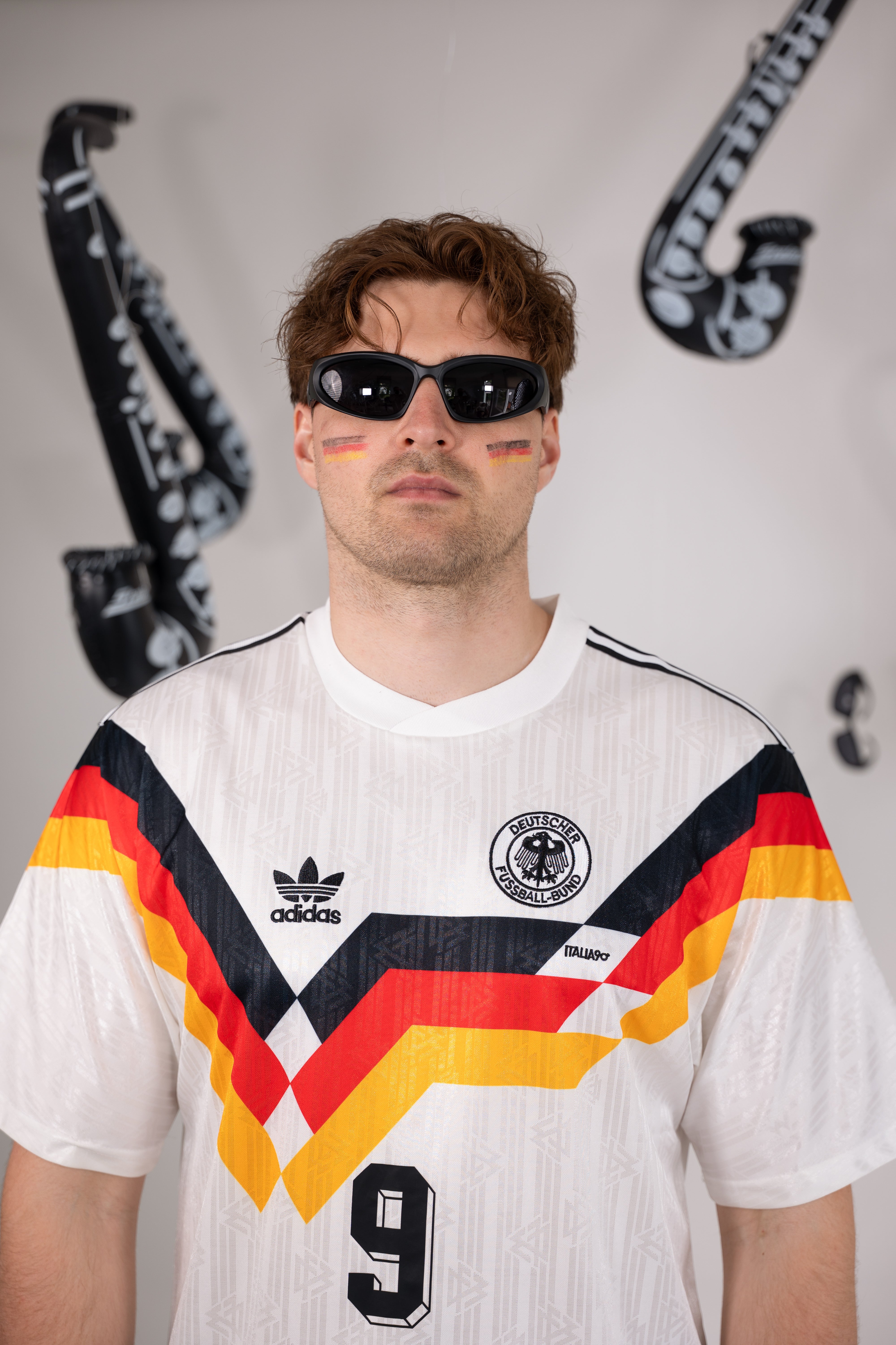 André WM Kostüm (Brille + Sax)