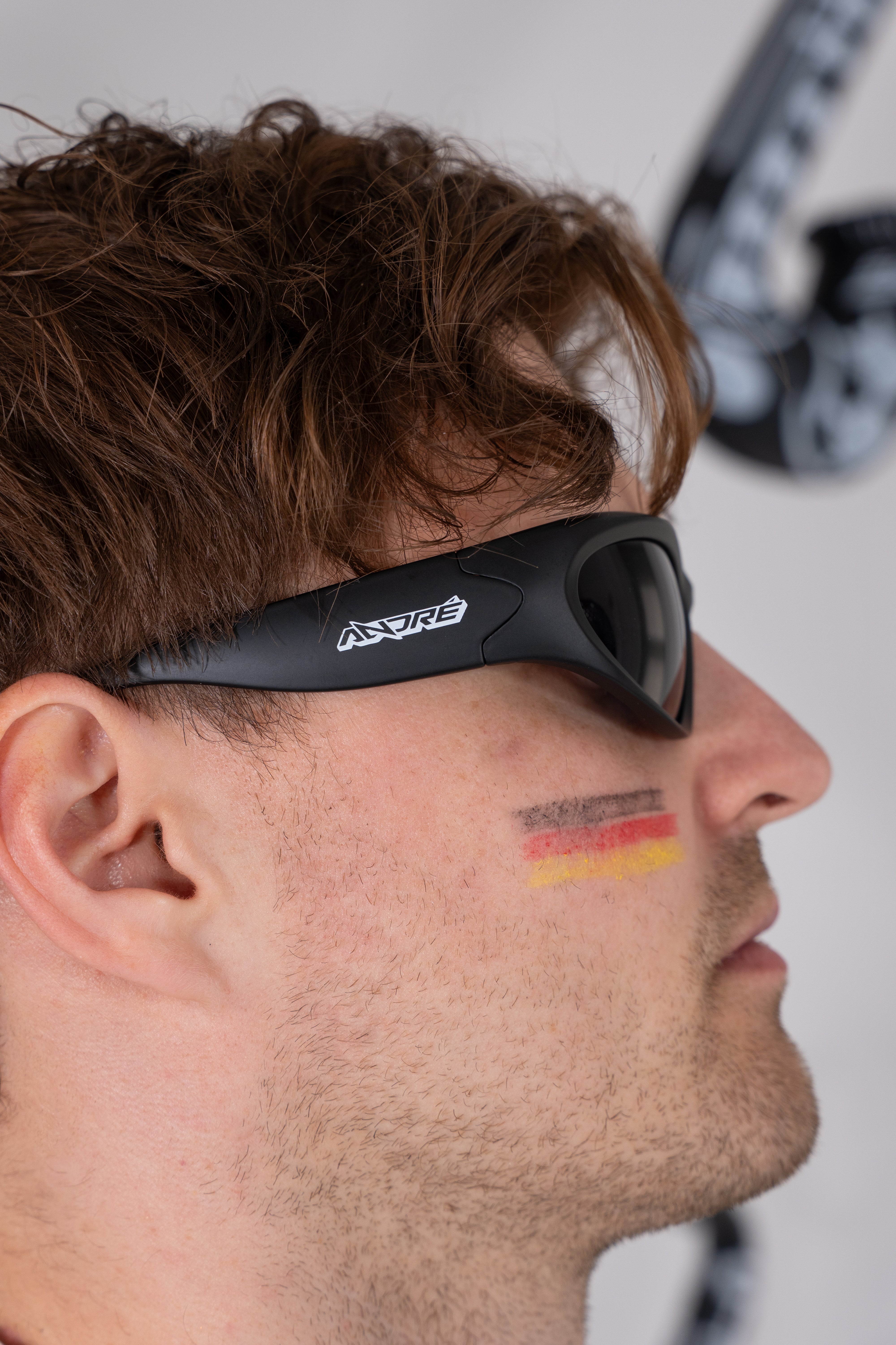 André WM Kostüm (Brille + Sax)
