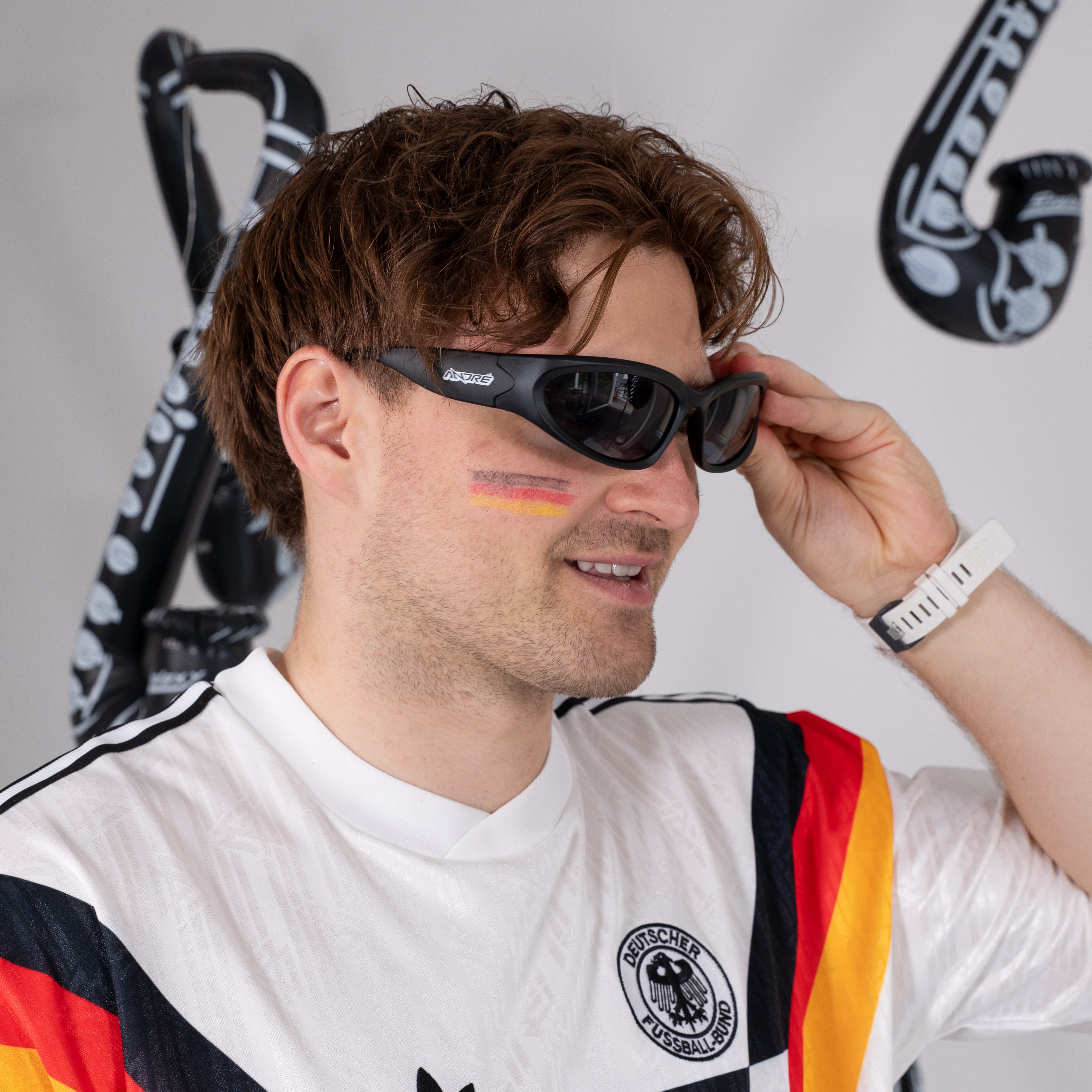 André WM Kostüm (Brille + Sax)