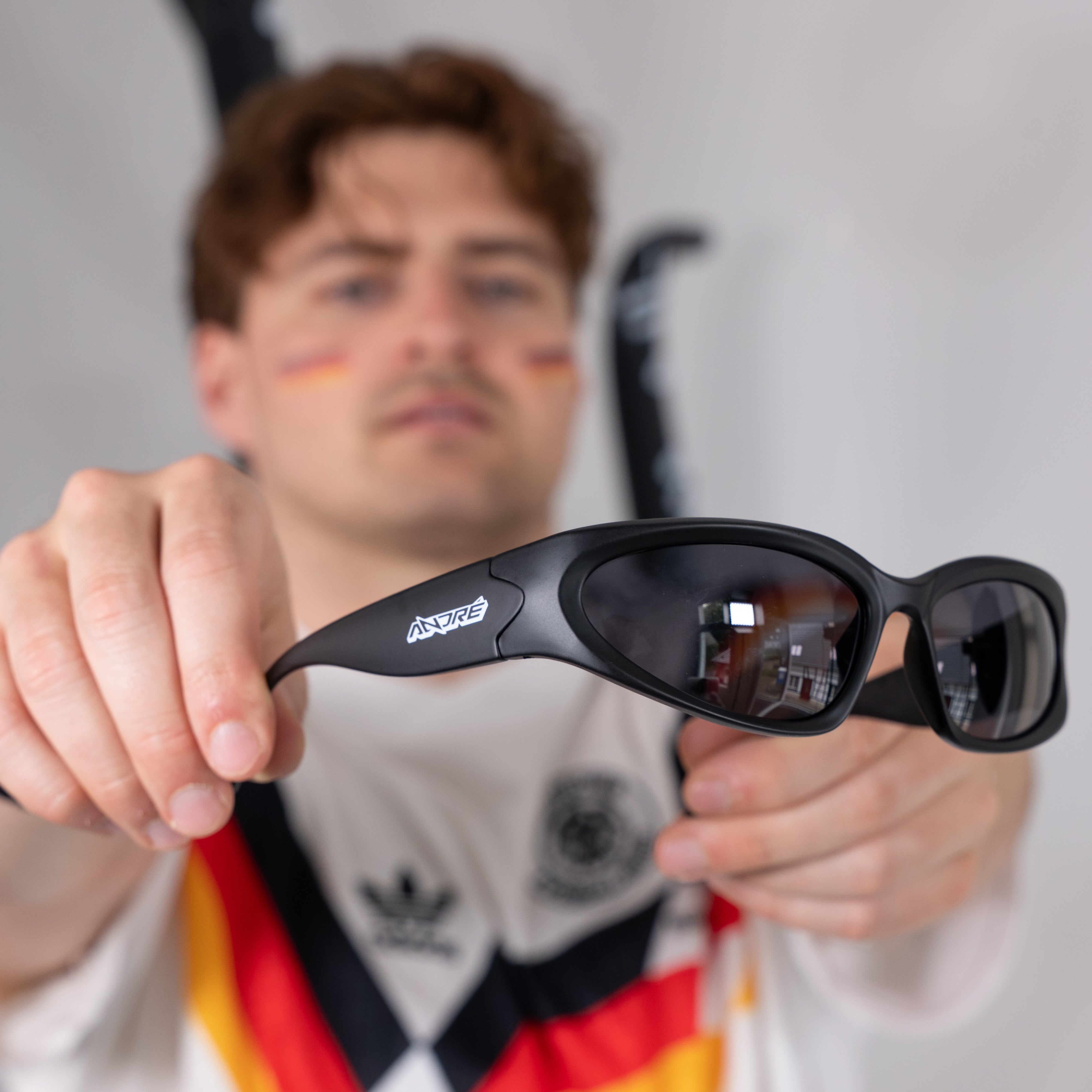 André WM Kostüm (Brille + Sax)